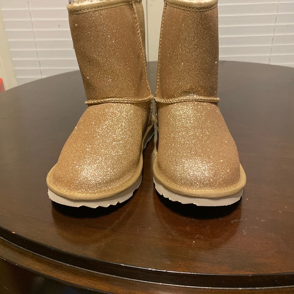 NWT Gold Sparkly Uggs Sz 6 Youth - Picture 2 of 5